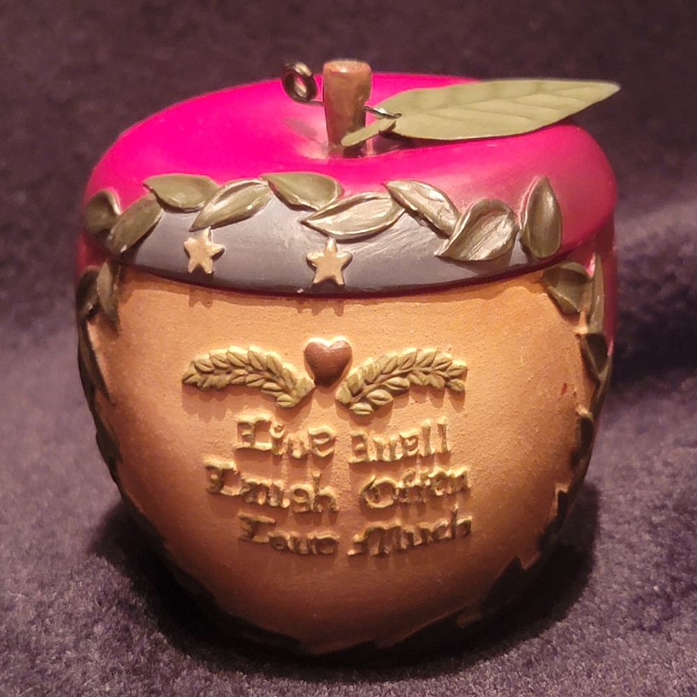 CRAZY MOUNTAIN 🍎 Vintage LIVE WELL-LAUGH OFTEN-LOVE MUCH Red Apple Trinket Box